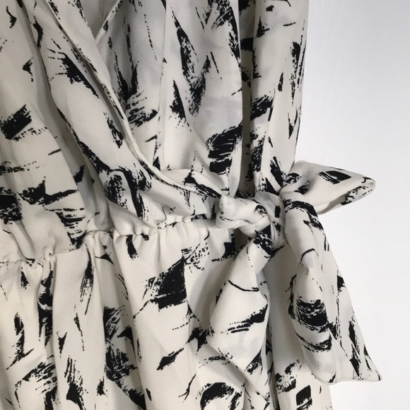 Off white sleeveless dress with pockets - Picture 5 of 10